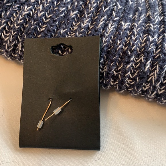 New in packaging earrings - Picture 2 of 2